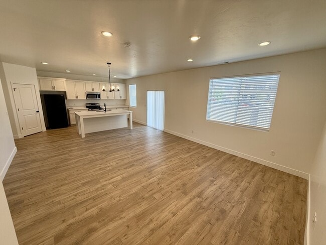 Building Photo - 564 1860 N