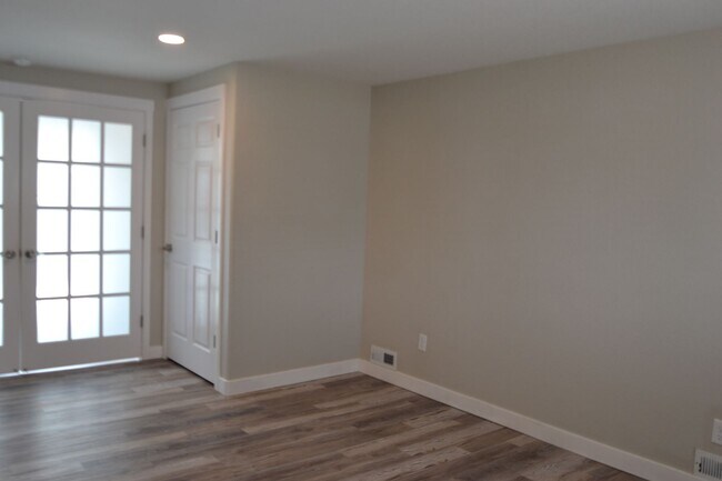 Building Photo - Beautiful 3 Bed 2 Bath with AC!