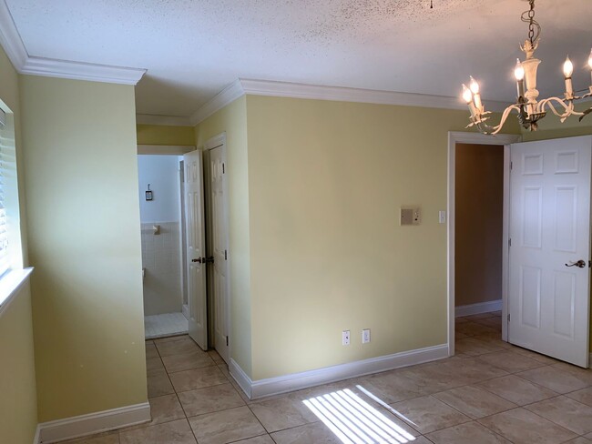 Building Photo - Metairie 3 Bedroom with Spacious Rooms and...