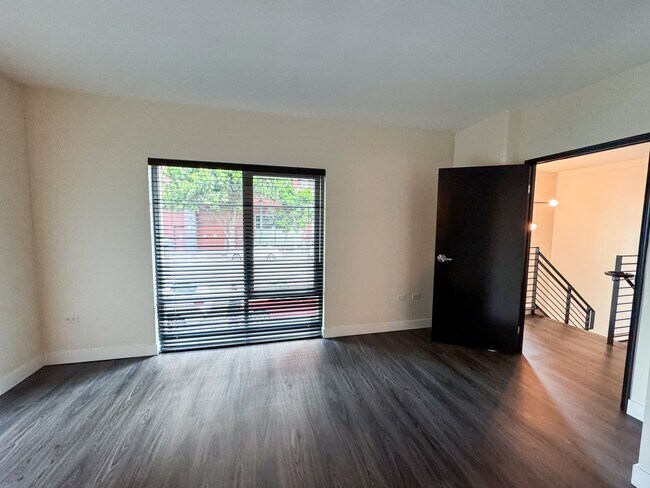 Building Photo - Little Italy Updated Townhome Style 2Bed 2...