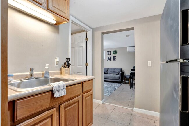 Building Photo - 408 Martin St