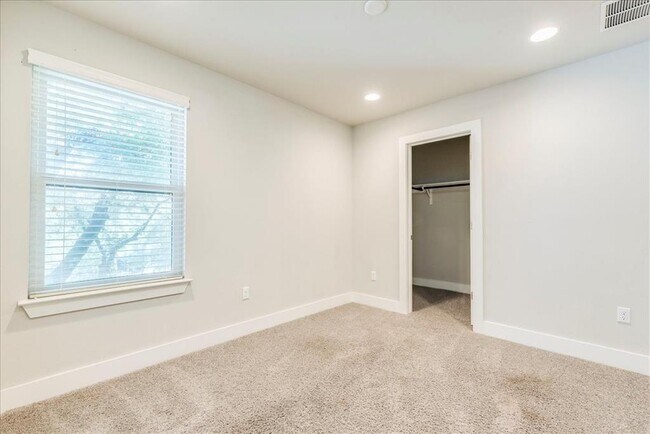 Building Photo - 2807 Del Curto Rd