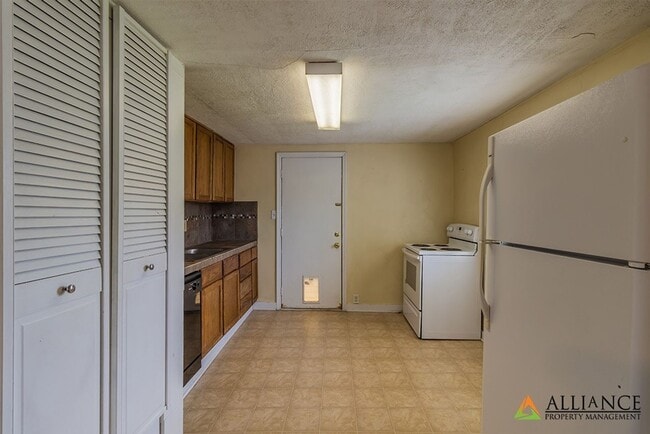 Building Photo - Great Location off Fort Riley Blvd with a ...