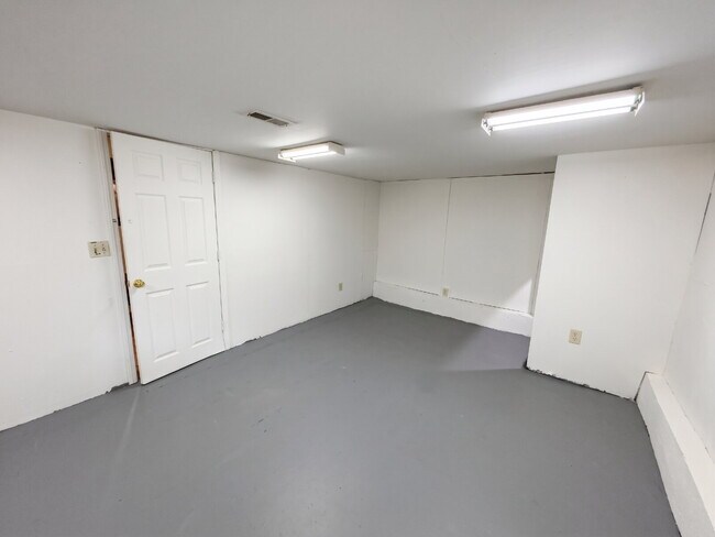 Building Photo - 9434 Bristol Ave