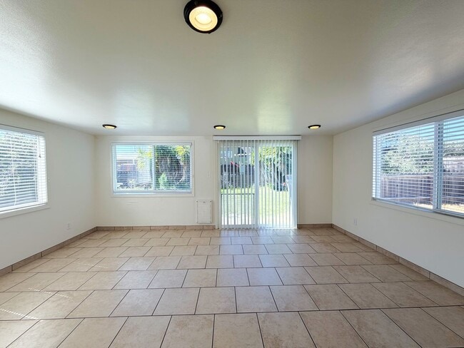 Building Photo - Desirable South East Three Bedroom Home