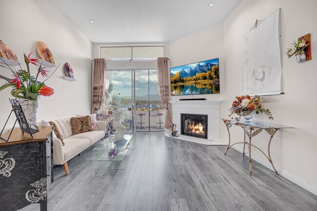 Building Photo - 4295 Vía Arbolada