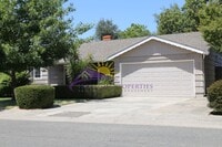 Building Photo - Unique 3 Bed 2 Bath + 2 bonus rooms 1,639 ...