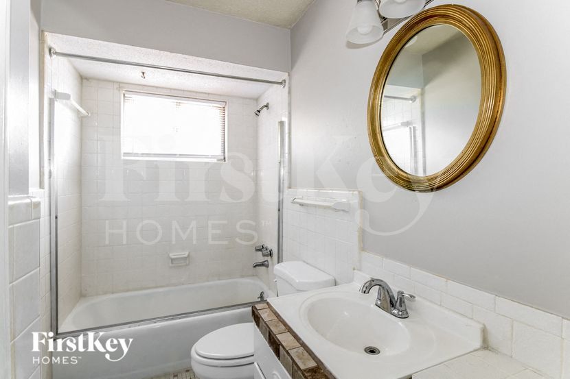 Building Photo - 4560 Parkwood Rd