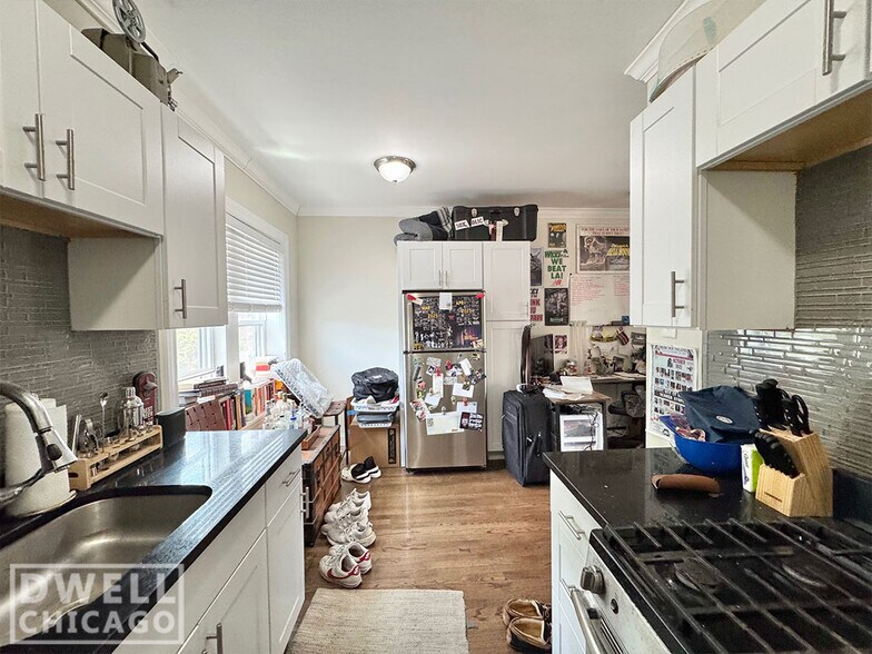 Building Photo - 3826 N Greenview Ave