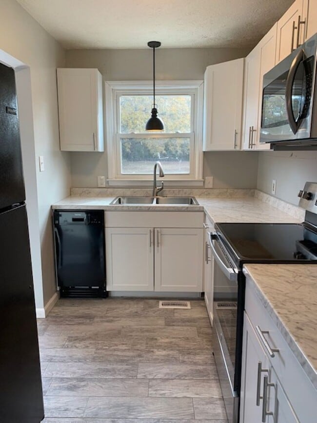 Building Photo - Modern & Traditional with Convenience