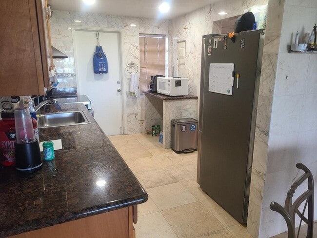 Building Photo - 3050 N Palm Aire Dr