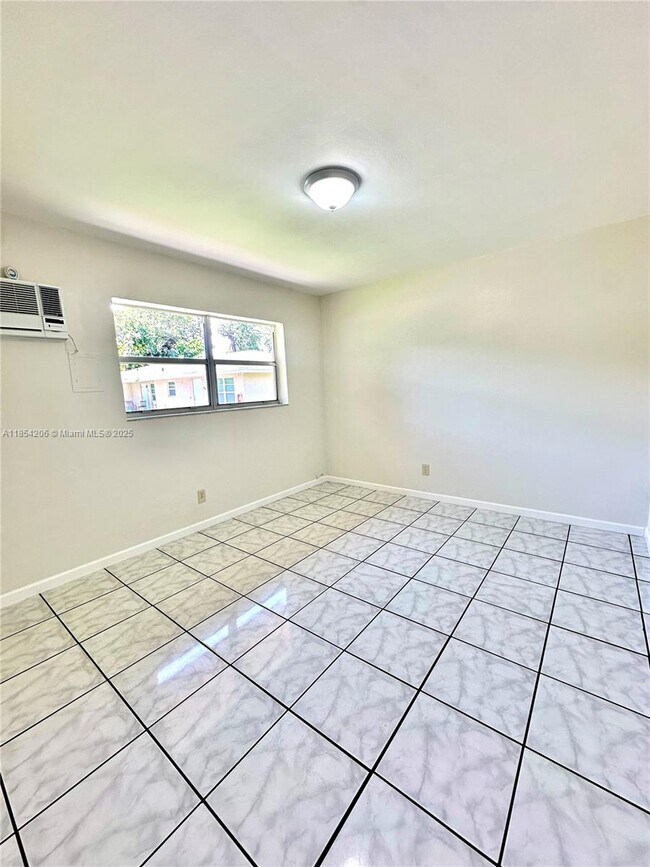Building Photo - 15002 NE 11th Ct