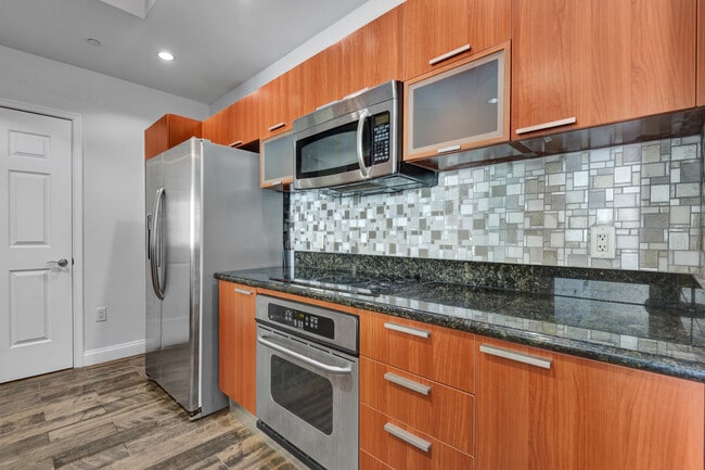 Building Photo - 231 Riverside Dr