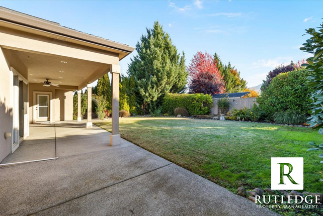 Building Photo - STUNNING 3 Bedroom Home in East Medford!