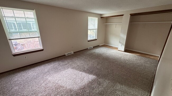 Building Photo - 3 bed 2.5 bath w/ garage, Great location off University and Dry Creek, close to Southglenn Mall a...