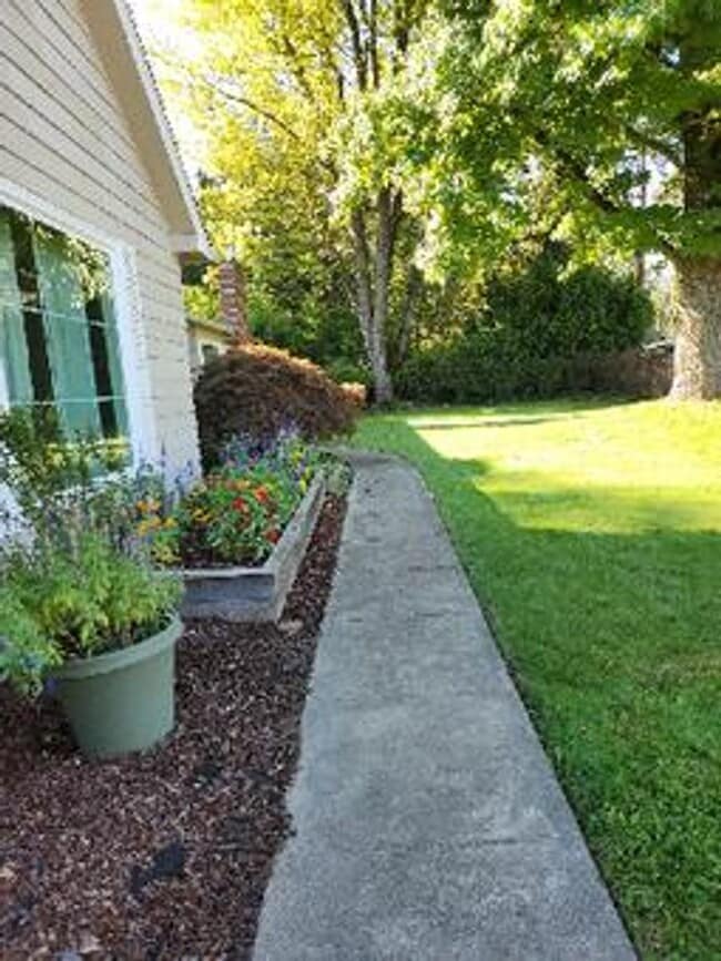 Building Photo - Spacious 3 Bedroom, 2 Bath Home on Private...