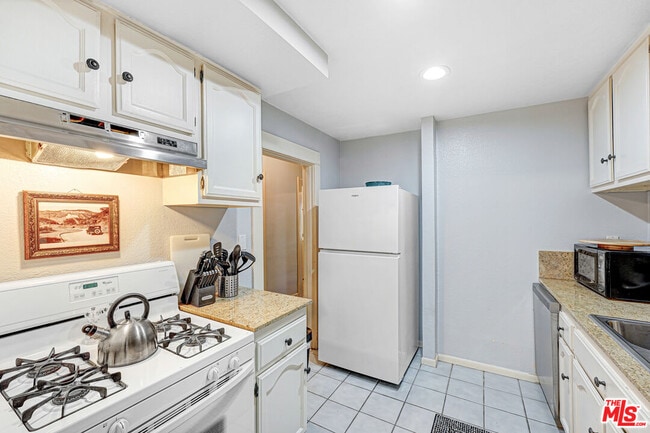 Building Photo - 619 N Plymouth Blvd