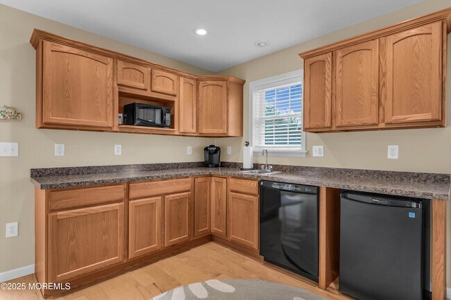 Building Photo - 111 7th Ave