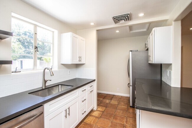 Building Photo - 3Br in historic disctric, 32nd St/Ind. Sch...