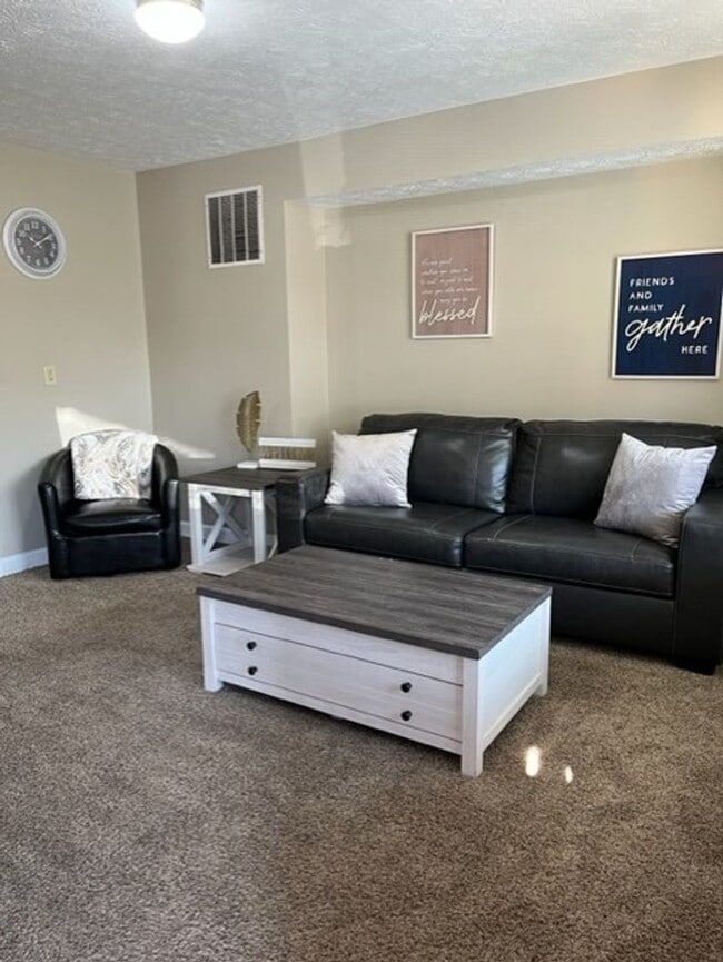 Building Photo - 3 story, 3 bedroom!