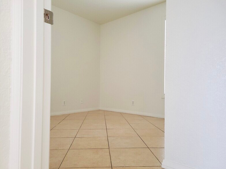 Building Photo - 261 Cottonwood Dr