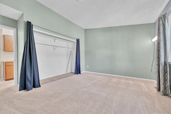 Building Photo - $2,350.00, 2-bed, 2.5-bath townhouse in th...