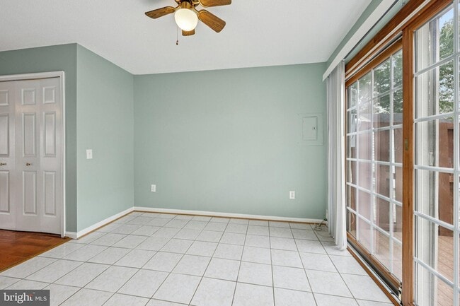 Building Photo - 6561 Old Carriage Ln