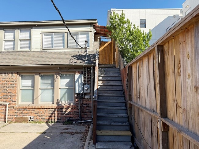 Building Photo - 2405 Sunset Blvd