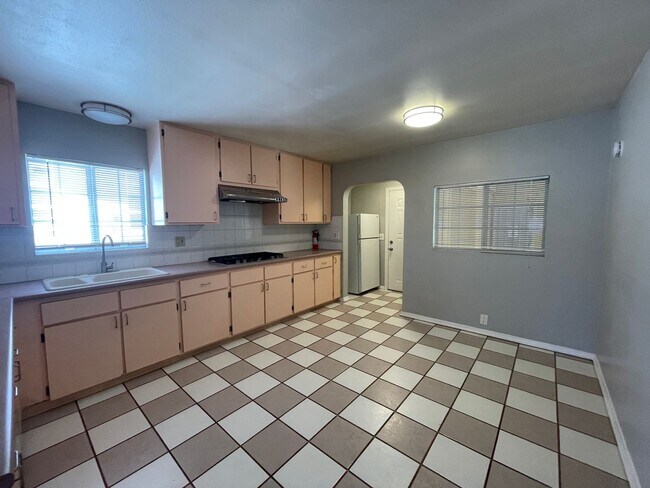 Building Photo - Gorgeous 2 Bedroom Home! Convenient Location!