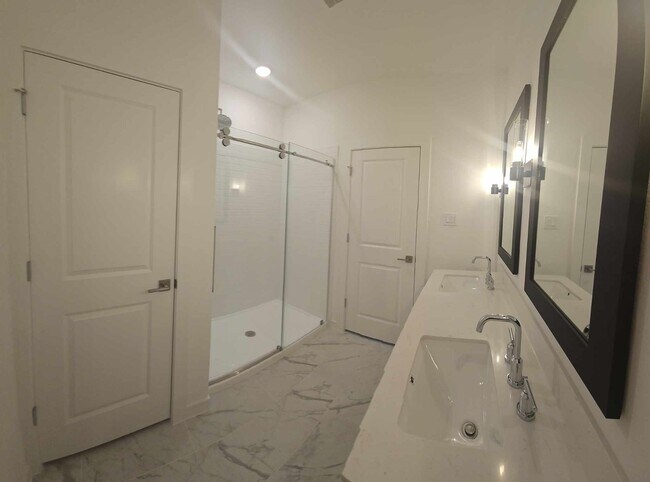 Building Photo - 8442 Bay Oaks Dr