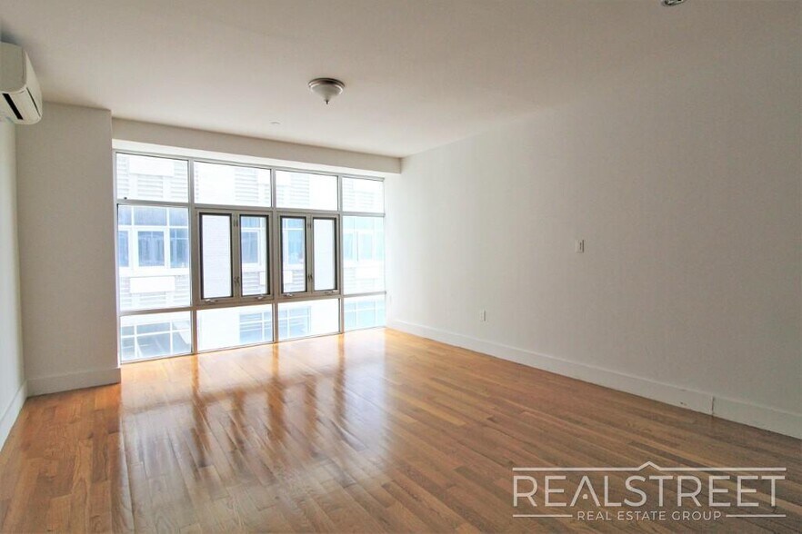 Building Photo - LUXURY LOFT in Queens!