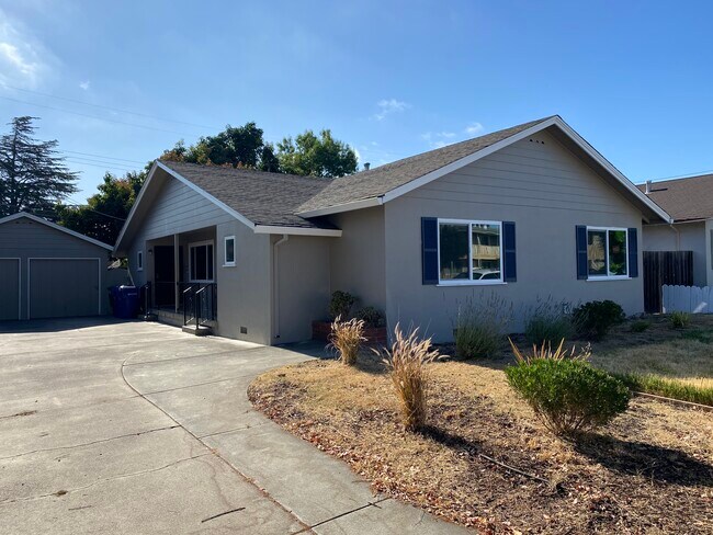 Remodeled duplex - 462 Kuehnis Dr