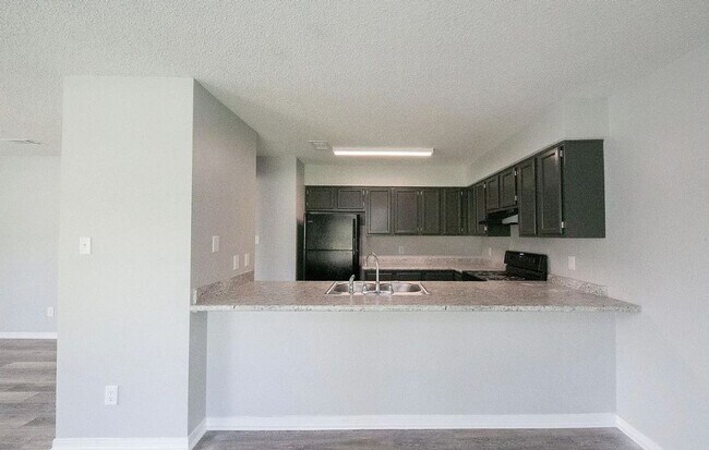 Building Photo - 513 W Rose Ave