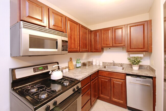 Primary Photo - 77 Webb Ave