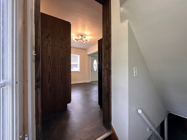 Building Photo - Recently Renovated Single Family Home Avai...