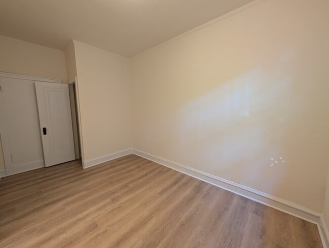 Building Photo - 2536 N Sawyer Ave