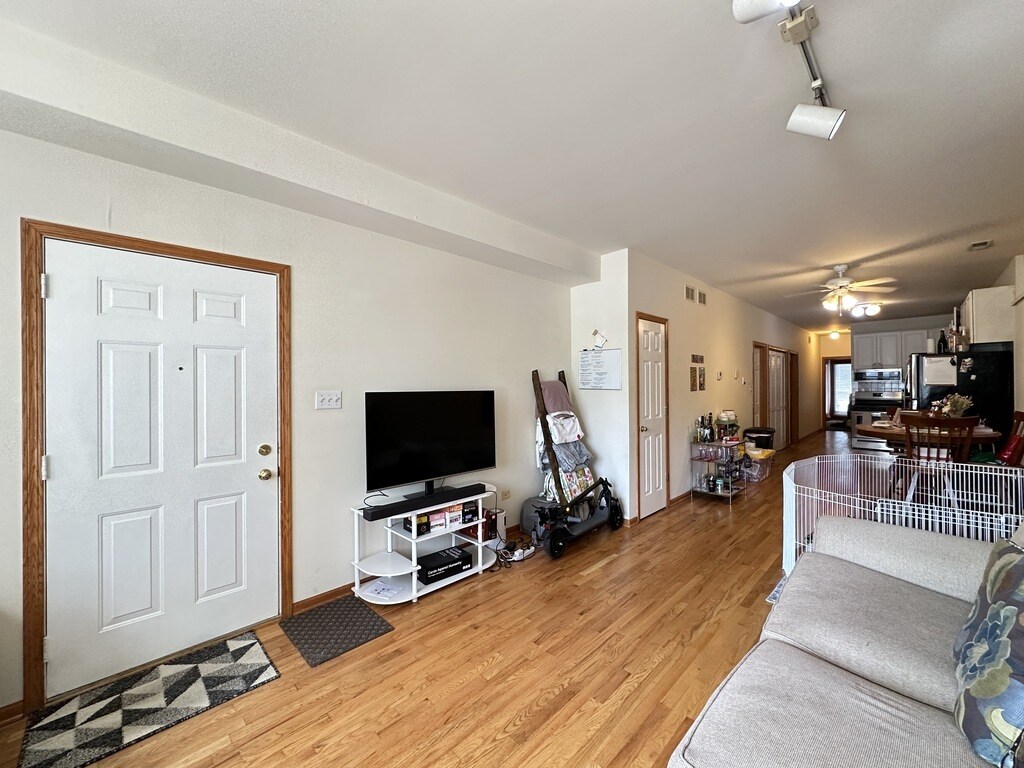 Building Photo - 920 N Paulina St