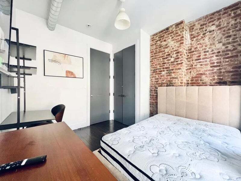 Building Photo - Furnished room/NOT APARTMENT