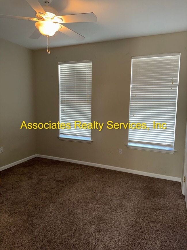 Building Photo - Spacious End Unit Available in Garland Condo