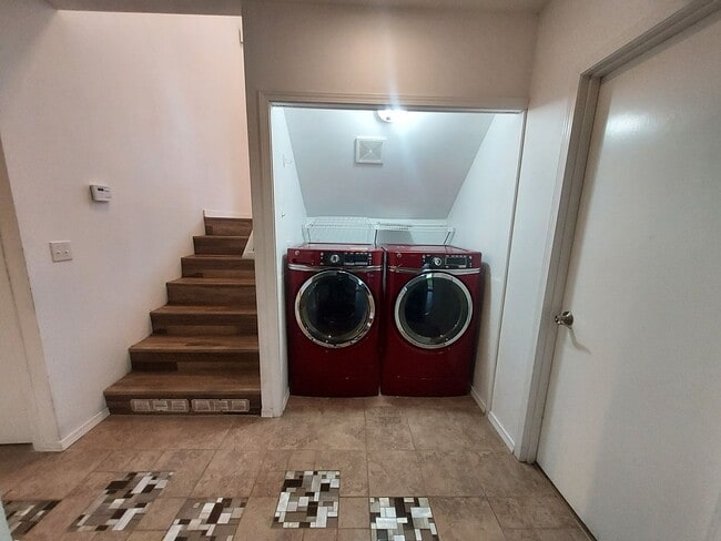 Building Photo - 4 bedroom 2.75 bath, Huge Fenced Yard with Landscaping Included!!