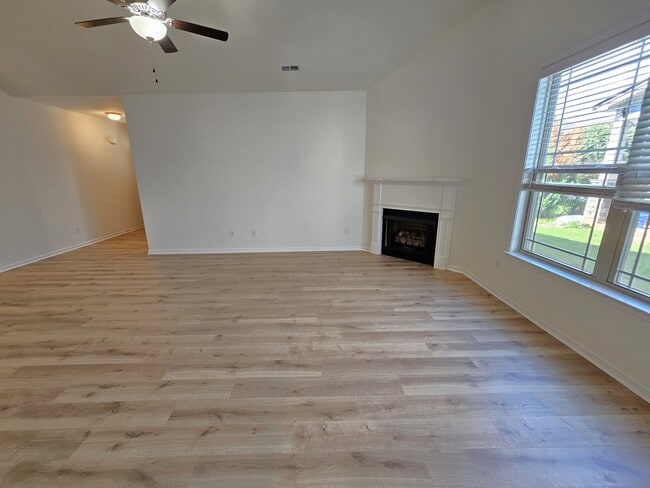 Building Photo - 185 Bur Oak Dr