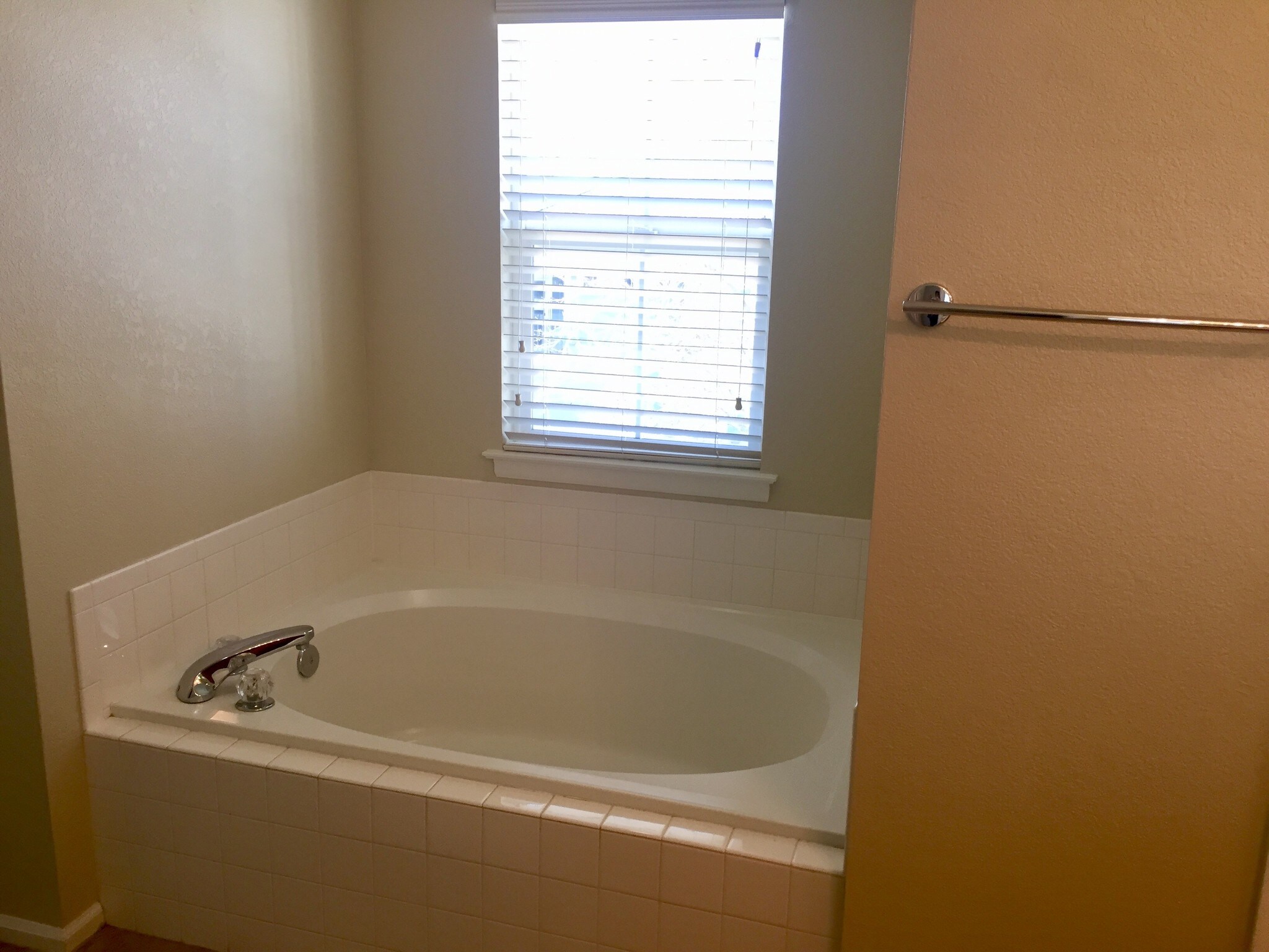 Soaking tub - 197 Whitehaven Cir