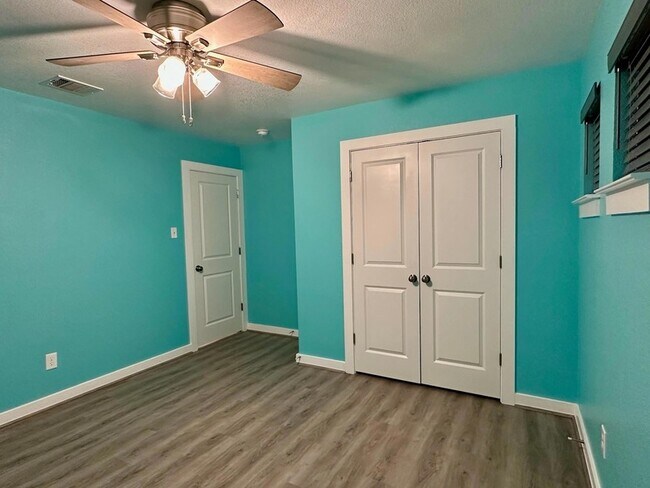Building Photo - 305 Lewisville Ln