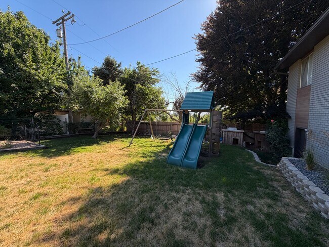 Building Photo - Spacious 4 Bed, 2 Bath Home with Fenced Yard