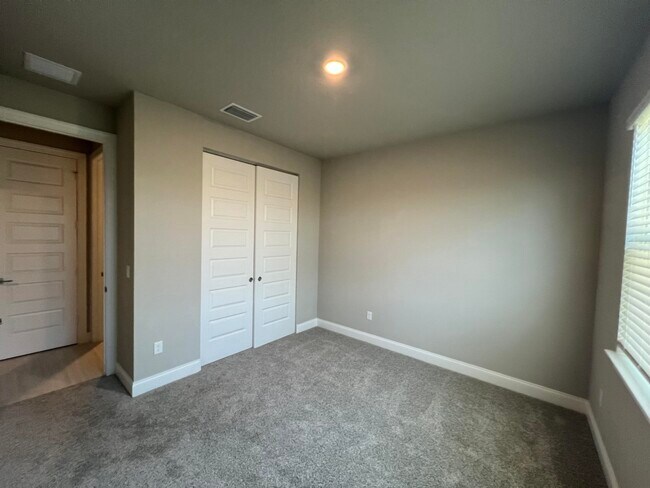 Building Photo - 6313 Cloverdale Ave