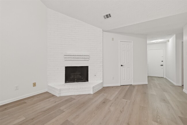 Building Photo - 16235 La Terra Dr