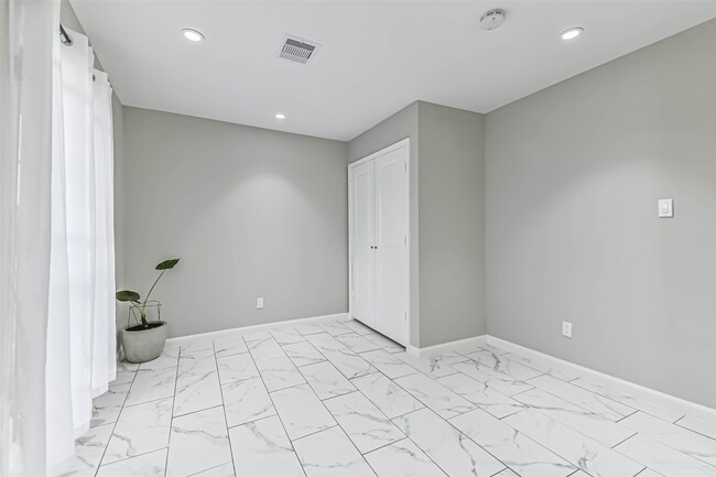 Building Photo - 6853 Chasewood Dr