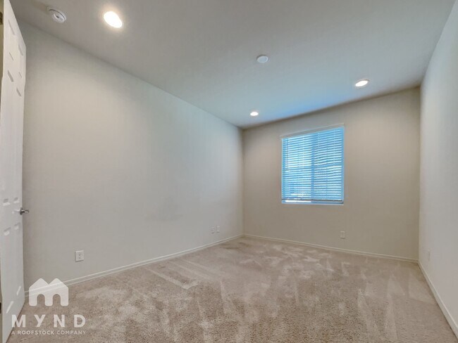 Building Photo - 8756 W Rancho Dr