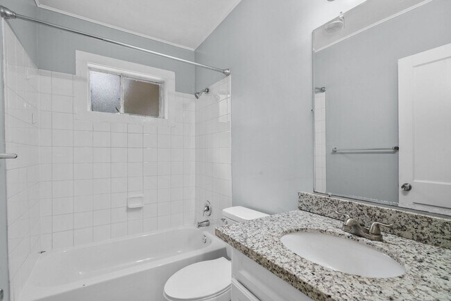 Building Photo - Cozy 3 Bedroom, 1 Bath Home - Spacious Liv...