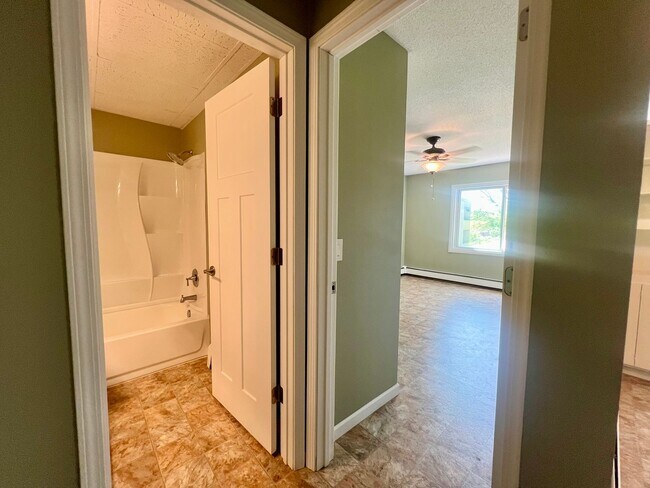 Building Photo - 1 Bedroom, 1 Bathroom Apartment In Desirable Location!